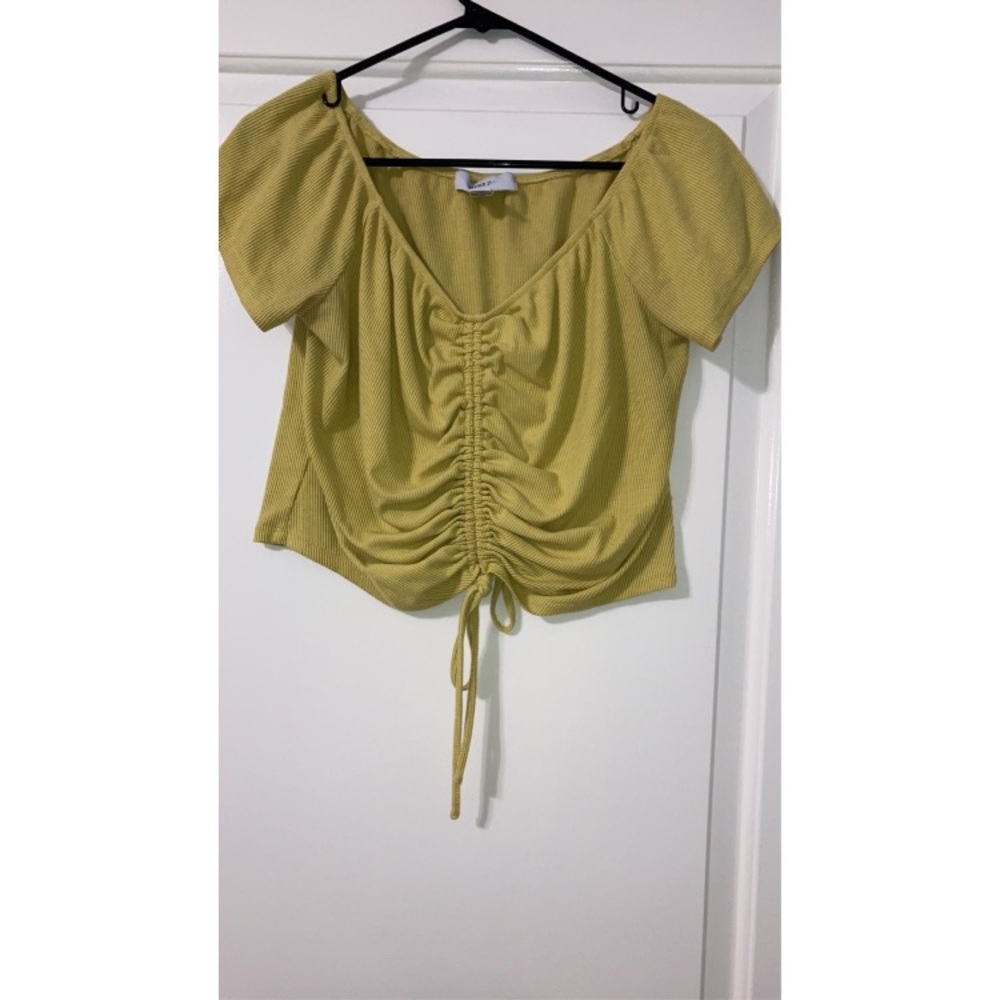 Yellow crop top 🌝💛